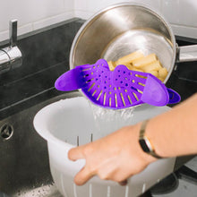 Load image into Gallery viewer, Hands-Free Easy Clip On Strainer
